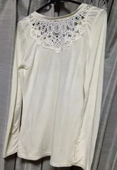 長袖Tシャツ　Мサイズ　カットソー　アイボリー色