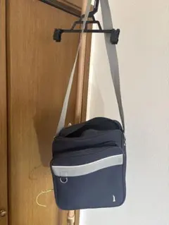 ネイビー フラップ付きショルダーバッグ