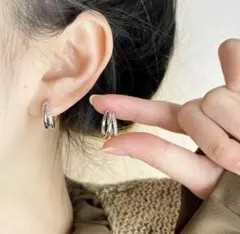 韓国風　ツイストフープピアス　シルバー系　大人上品　高見え　1.5cm