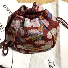 花柄の赤い巾着袋