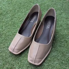 Vivian スクエアトゥ パンプス ベージュのサムネイル