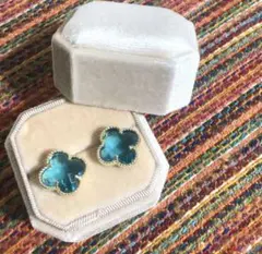 最終•限界値下げ　ガラスのクローバーのピアス　サファイアブルー　18k?