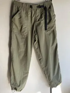 GU ナイロンパンツ　カーキ　シャカシャカのサムネイル