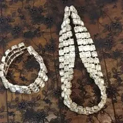 クリスタル・ネックレスとブレスレットのセットです。