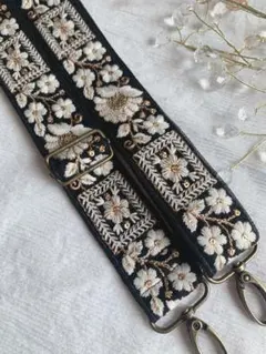 スマホショルダー　ショルダーストラップ　【インド刺繍リボン】黒