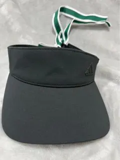 adidas 黒 バイザー 緑と白のリボン付き