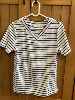白とネイビーのストライプ Vネック Tシャツ
