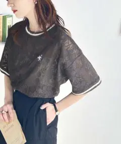 CLASSICAL ELF クロシェ風花柄レースリブライン胸刺繍Tシャツ。