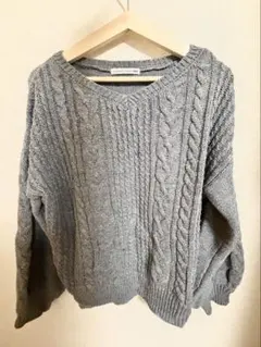 グレー ケーブル　ニット　セーター