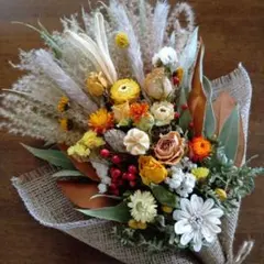 実付きユーカリと薔薇、ソラフラワーとビタミンカラーのスワッグ　43cm[690]