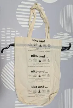niko and... ロゴ入りトートバッグ 巾着型