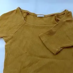 GU 綿99％マスタード 半袖Tシャツ未使用に近い美品Ｇジャン下などにもどうぞ