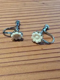 希少　ヴィンテージ　ホワイト花形イヤリング　60年以上まえのもの