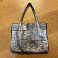 シルバー クロコダイル風　型押し トートバッグ