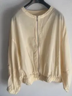 シアーブルゾン、クリーム色 ノーカラージャケット ジップアップ