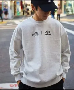 UMBRO カオヨリナカミ×フリークスストアダブルロゴ クルーネックスウェット
