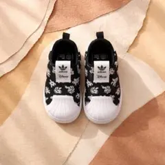 adidas Disney スリッポン 黒白