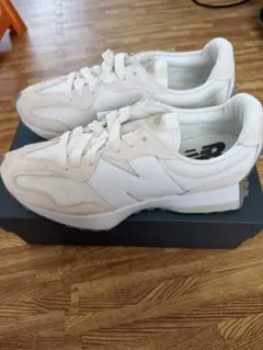New Balance 327 スニーカー ホワイト ベージュのサムネイル