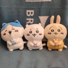 なんとかバニアぬいぐるみ　3種類 なんとかバニア」を持ったちいかわ、ハチワレ、うさぎの仲良し3人組を