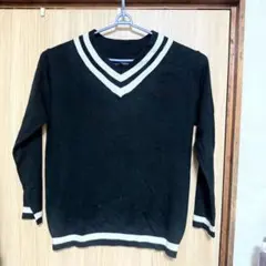 黒いVネックニットセーター