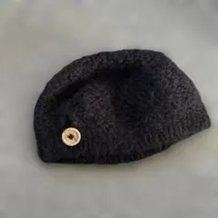 黒いニットベレー帽 ボタン付き