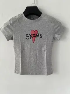 SKIMS ハートロゴ Tシャツ グレー M 半袖 2026年最新】skims heartの人気アイテム - メルカリ