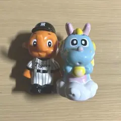 阪神タイガース サトちゃん サトコちゃん 貯金箱 2体セット - メルカリ