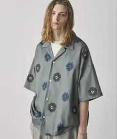 【未使用品】EMMA CLOTHES メンズ シャツ 花柄 ライトグレーのサムネイル