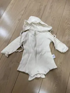 白地のロンパース、帽子付き