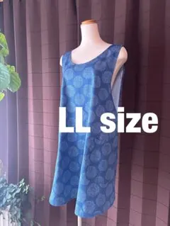 ハンドメイド　バッククロスエプロン　デニム調にじみ水玉　ライトブルー　LL