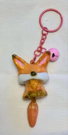 キツネモチーフ キーホルダー ピンクの鈴付き
