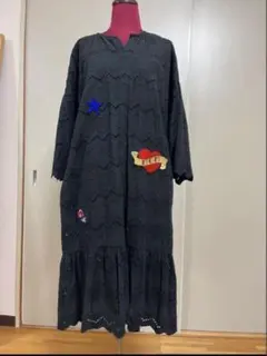 黒い刺繍付き長袖ロングワンピース