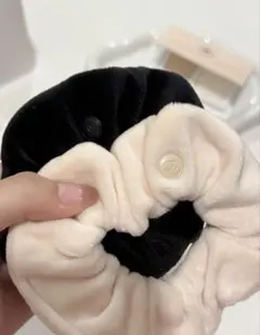 CHANELホワイトベージュシュシュ ロゴ付き