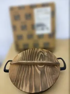 木製蓋付きキャストアイロン鍋　南部鉄器　すき焼き鍋のサムネイル