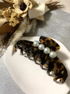 ALEXANDRE DE PARIS ⭐︎ヘアクリップ⭐︎べっ甲柄 パール ALEXANDRE DE PARIS ヘアクリップ べっ甲 パール - メルカリ