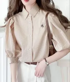 タック入りボリュームスリーブ ワンポイント刺繍サッカーシャツ ベージュ