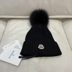 お値下げ】MONCLER グレー ファー付きニット帽 タグ、袋付き - メルカリ