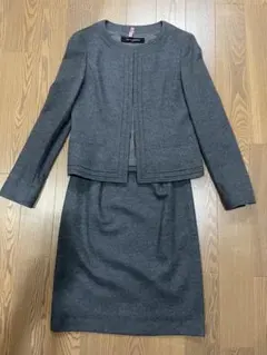 美品: スーツ ノーカラージャケット スカート ウール100% サイズ38