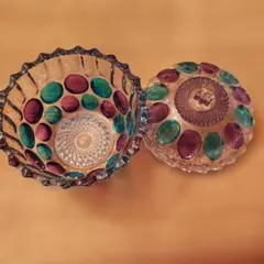 装飾的なガラス製蓋付き容器