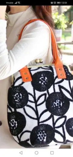 がま口タイプのバッグ