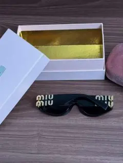 MIU MIU サングラス グリンプス 黒 ロゴ ケース付 度なし - メルカリ