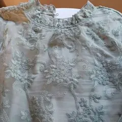 オリーブデオリーブ　淡い青色の刺繍レーストップス 　美しい　刺繍　ブラウス