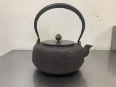希少・昭和レトロ】南部鉄器/鉄瓶_波千鳥文（丸秀） - メルカリ