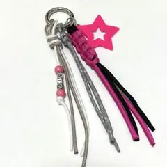 キーホルダー　チャーム　じゃらじゃら　パラコード　ピンク