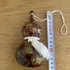 木製ひょうたん型工芸品 赤・緑・黒模様