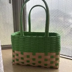 緑とベージュのかごバッグ