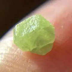 デマントイドガーネット 六角 原石 0.85ct プチコレクション 天然石