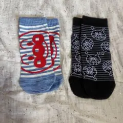 キッズ靴下セット 青赤ストライプと黒キャラクター　2足