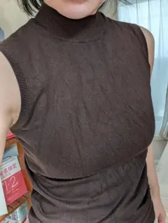 GU ブラウン ハイネック ノースリーブ