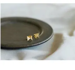 ピラミッド型スタッドピアス 18金無垢仕上げ　イエローゴールド